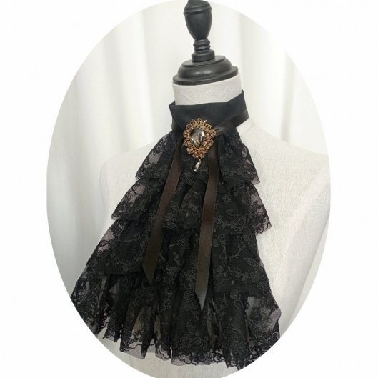 Col jabot en dentelle noire plissée et broche bronze