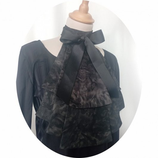 Col jabot double volant en coton marbré gris noir