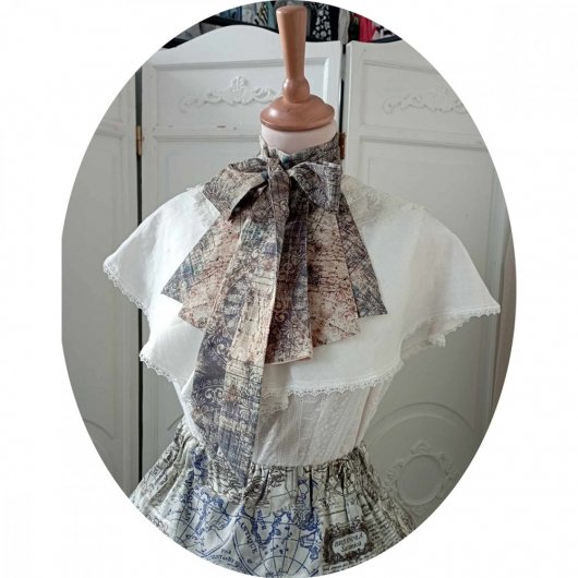 Col jabot simple volant en coton bleu et beige