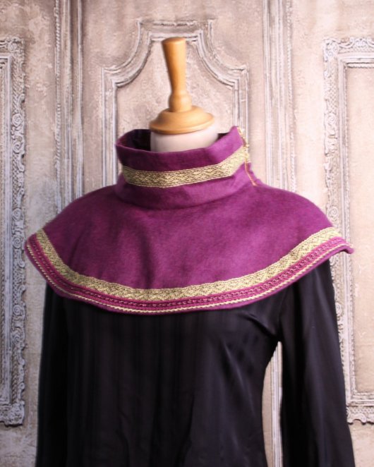 Col en laine violet et doré