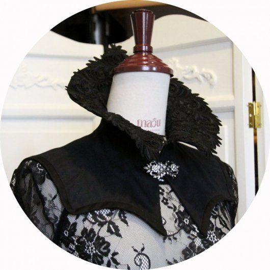 Col steampunk gothique en coutil noir avec bordure en guipure