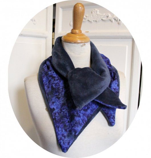 Col tour de cou bleu roi en batik et polaire bleue