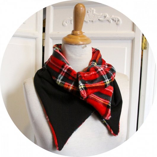 Col tour de cou uni noir et polaire tartan rouge