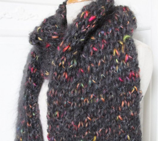 Echarpe en laine mohair grise et fil fantaisie mutlicolore