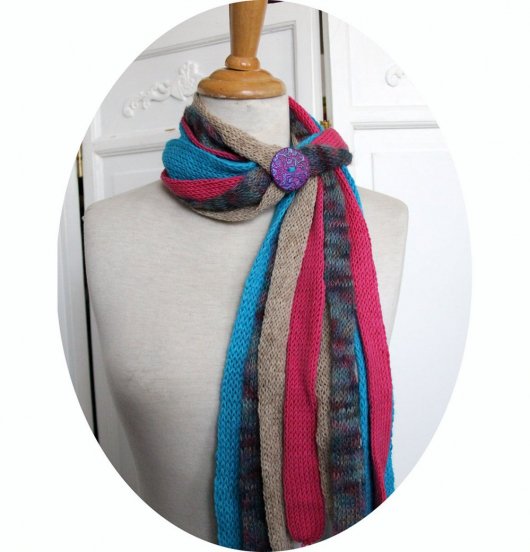 Echarpe en laine multirang en laine alpaga bleu laine rose et mohair avec bouton irisé