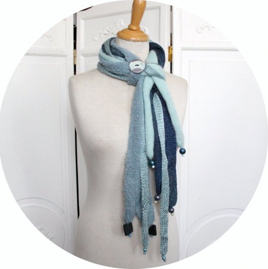 Echarpe en laine multirang en laine bleue et bouton en céramique bleue