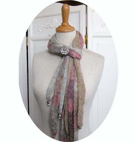 Echarpe en laine multirang en rangs de laine beige et rose et bouton en céramique