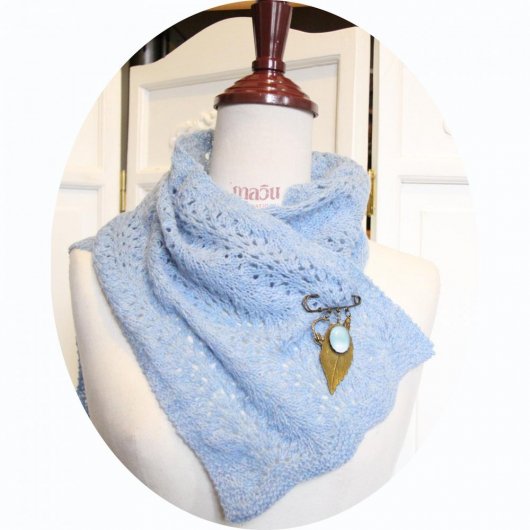 Echarpe tour de cou en laine bleue tricotée main et sa broche