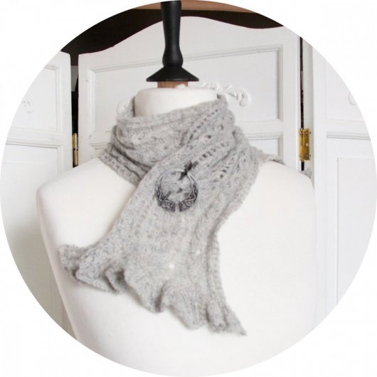 Echarpe tour de cou en laine grise tricotée main et sa broche