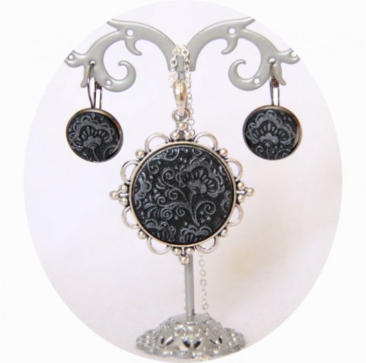 Ensemble collier médaillon et boucles d'oreilles dormeuses noir et argent