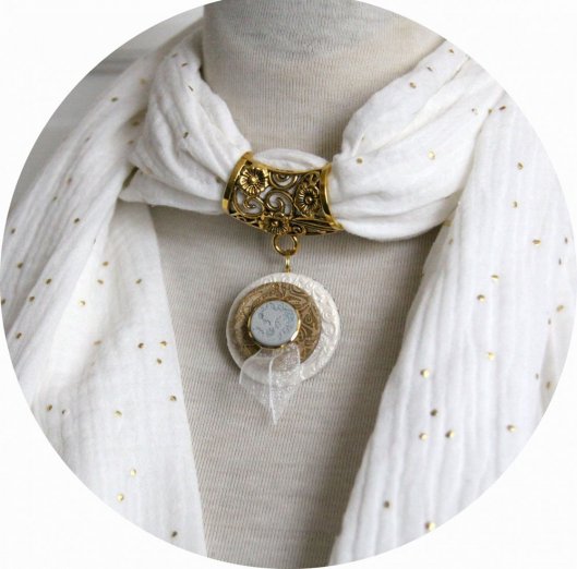 Etole blanche en double gaze de coton à pois dorés et bijou bouton