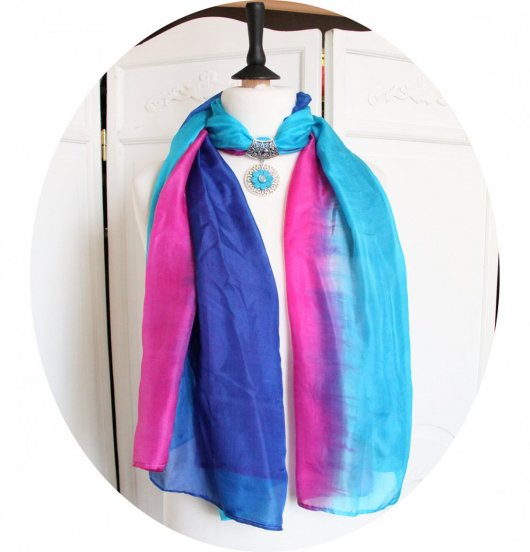 Etole foulard bijou bleu turquoise et rose en mousseline de soie et bijou fleur
