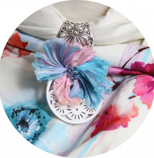 Etole foulard bijou blanc rose et bleu et fleur en soie