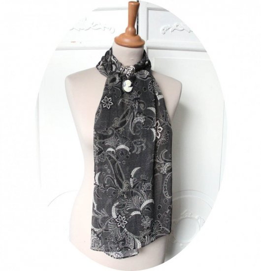 Etole foulard bijou en mousseline noire et blanche et bijou camée