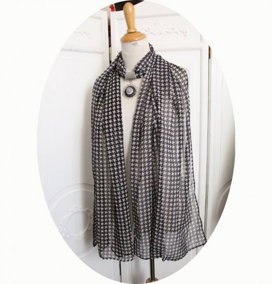 Etole foulard bijou en mousseline noire et blanche pied de poule