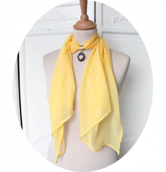 Etole foulard bijou en mousseline de soie jaune et bijou fleur russe