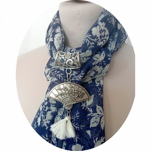 Etole foulard en mousseline bleue à fleurs blanches et bijou argent