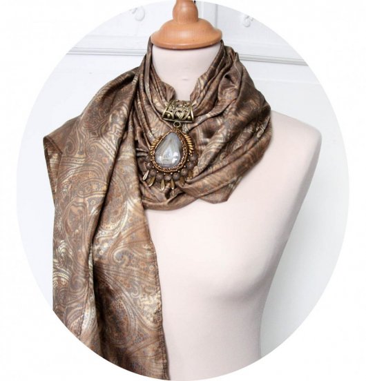 Etole foulard bijoux en soie marron et bijou agate druzy serti de perles