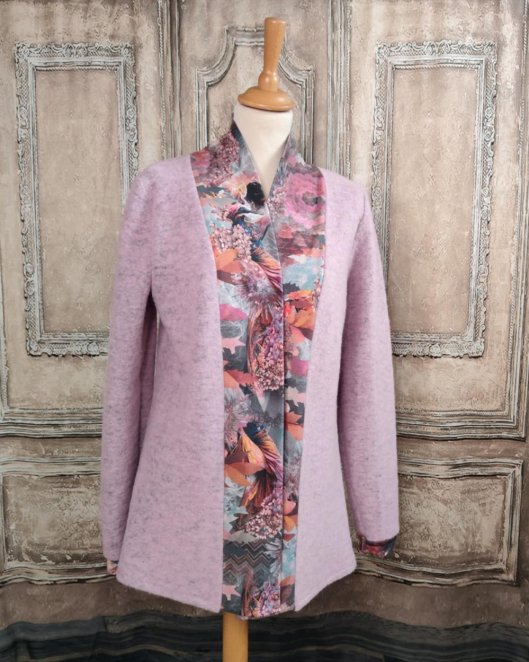 Gilet long en laine rose et col kimono imprimé Geisha