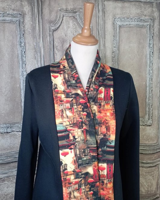 Gilet long en sweat noir et col kimono imprimé japon