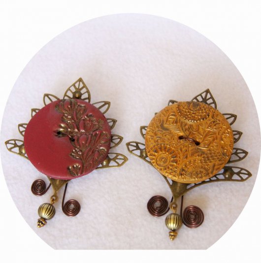 Grande broche bouton bordeau ou moutarde sur estampe bronze