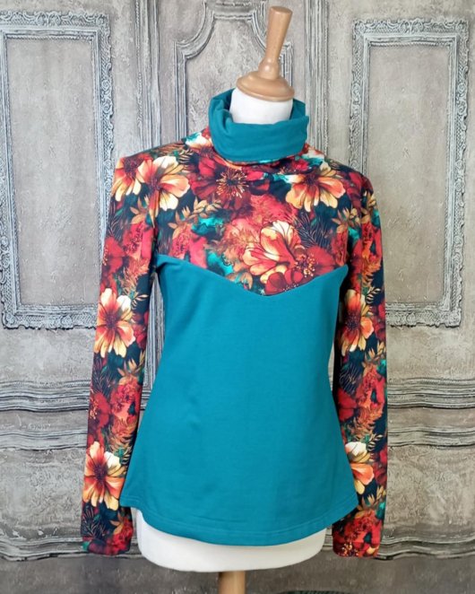 Haut bleu canard à fleur et col montant