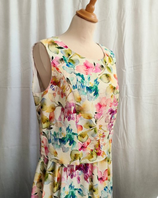 Haut court sans manches en lin aquarelle, boutonnage dos