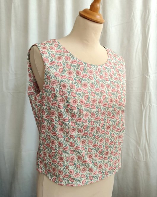 Haut court sans manches en Liberty rose, boutonnage dos