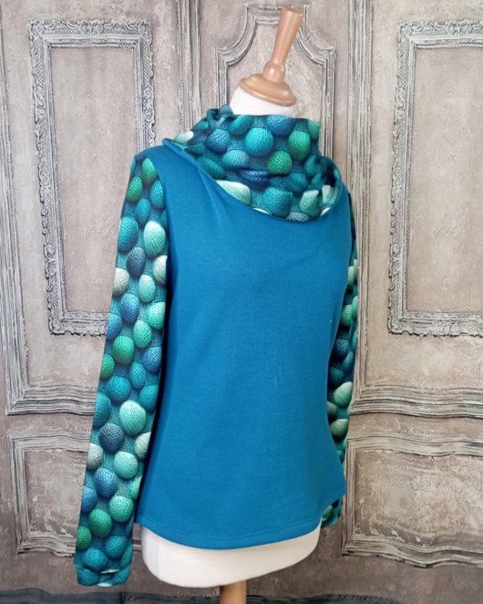 Haut col montant en sweat bleu canard et imprimé pelotes