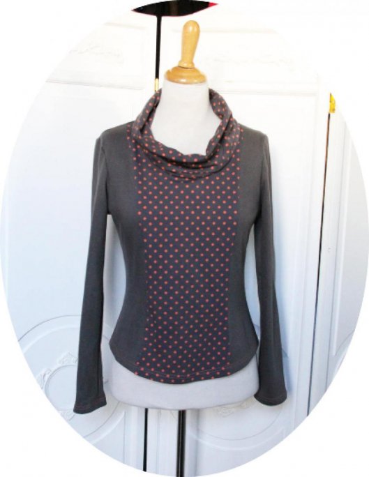 Haut sweatshirt cintré marron taupe à manches longues et col boule en maille coton molleton et jersey de coton à pois corail