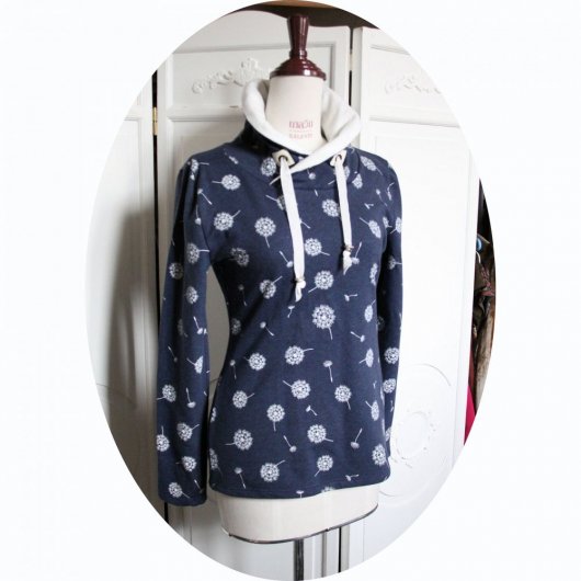 Haut sweatshirt col montant en molleton bleu jean motif pissenlit et col en molleton ivoire