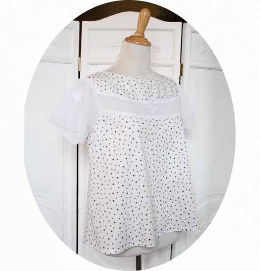 Haut trapeze en coton blanc à étoiles blanches avec manches en tulle blanc brodé étoile filante