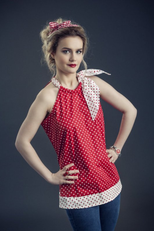 Haut trapeze pin up rouge pois blancs avec un col foulard