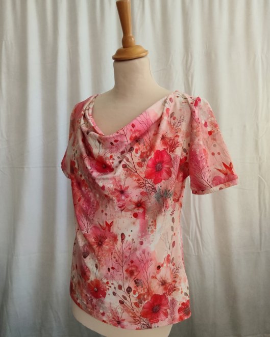Haut tshirt col bénitier fleurs roses à manches courtes