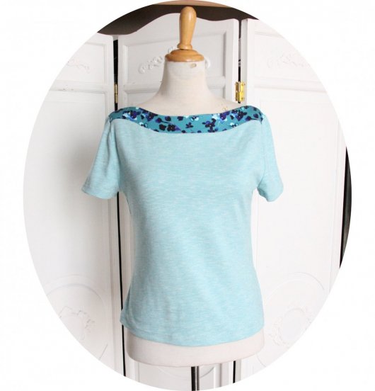 Haut tshirt encolure bateau bleu turquoise et fleurs