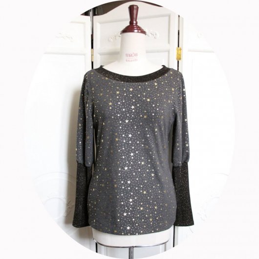 Haut tshirt à manches longues et col bateau enjersey de coton stretch gris à étoiles dorées