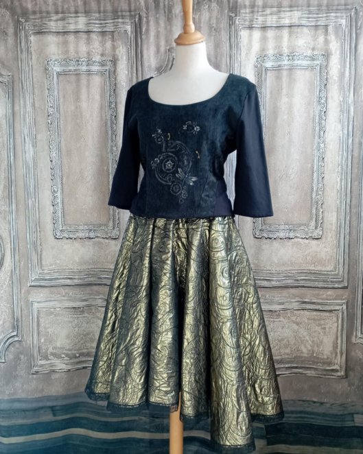 Jupe ample asymétrique en brocard doré