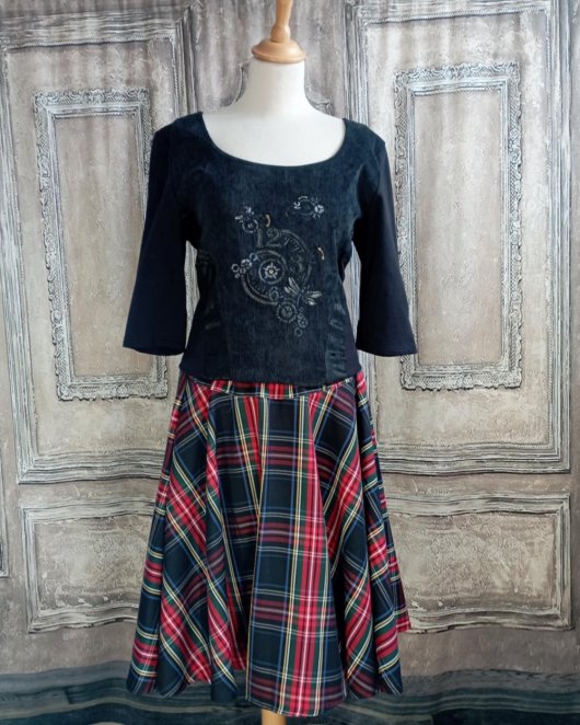 Jupe ample asymétrique en écossais noir et rouge