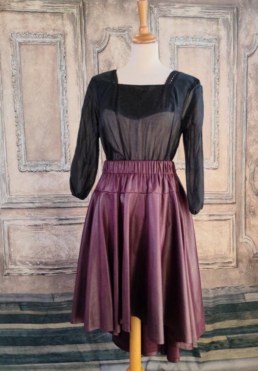 Jupe ample asymétrique en simili cuir prune