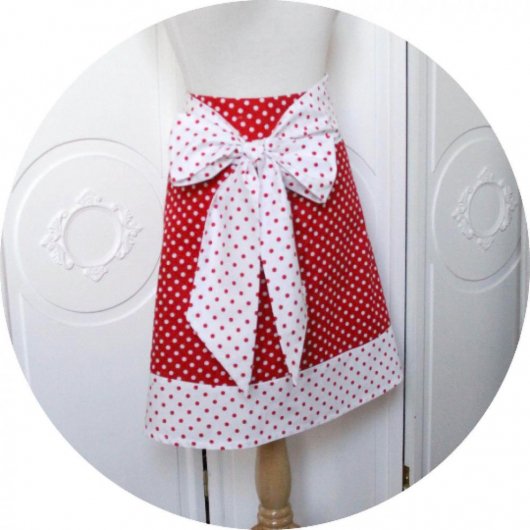 Jupe courte trapeze en coton imprimé rouge a pois blancs et ceinture noeud blanc à pois rouges