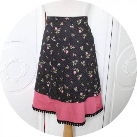 Jupe courte trapeze imprimée noir et rose en coton imprime fleuri et petits pois blancs et galon a pompons noirs