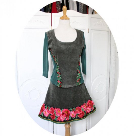 Jupe courte trapeze en velours vert sauge et pivoines roses