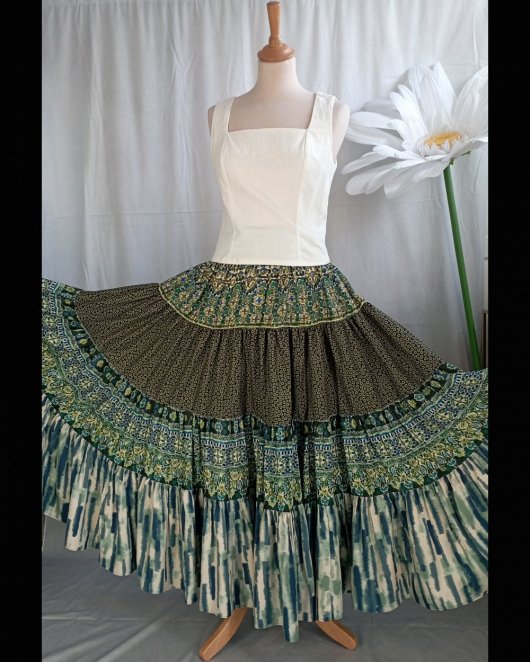 Jupe longue évasée à volants tissu bleu vert