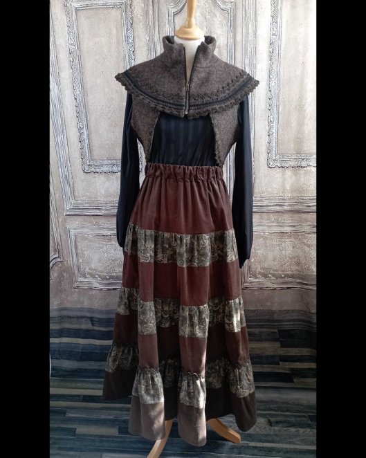 Jupe longue évasée à volants en velours marron et imprimé