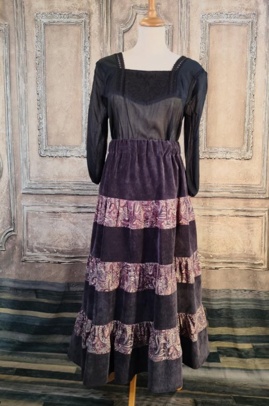 Jupe longue évasée à volants en velours prune et imprimé