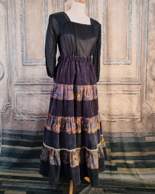 Jupe longue évasée à volants en velours prune et imprimé