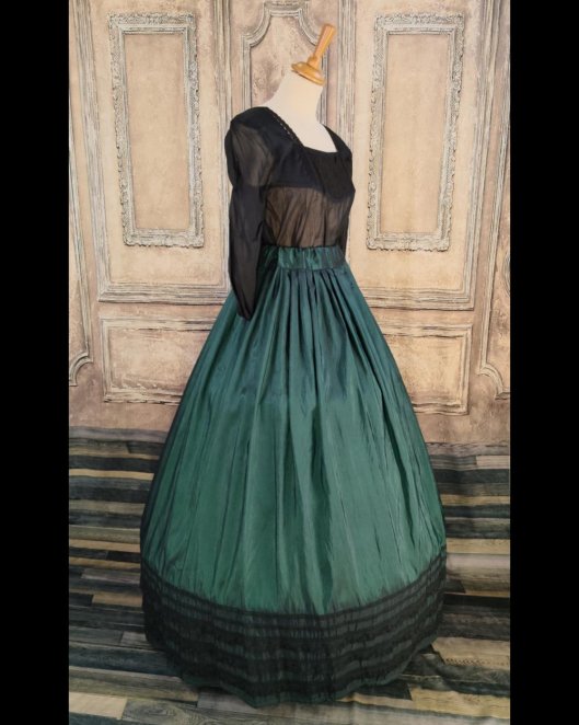 Jupe longue en taffetas changeant vert et noir