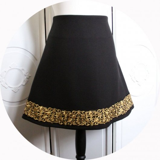Jupe trapeze courte en crepe noir et galon brodé doré