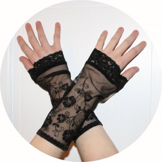 Manchettes mitaines noires et dentelle et tulle brodé