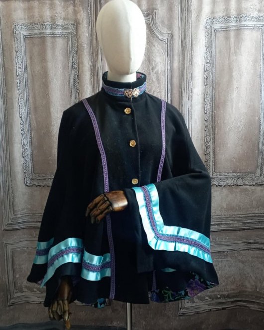 Manteau cape en laine noire et ruban bleu violet